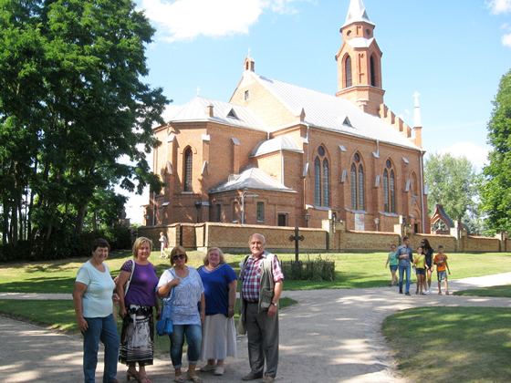 Przy kościele w Kiernowie